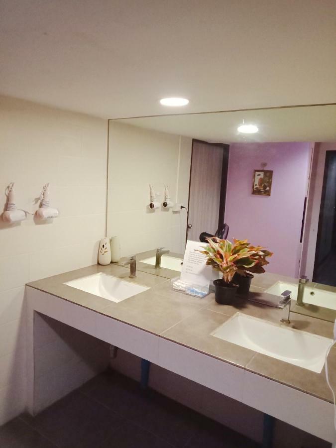 Badu Sukhumvit Dormitory Bangkok Buitenkant foto